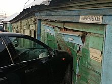  В центре Омска автомобиль на полной скорости влетел в стену частного дома
