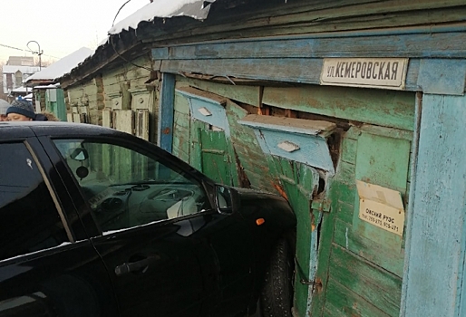  В центре Омска автомобиль на полной скорости влетел в стену частного дома