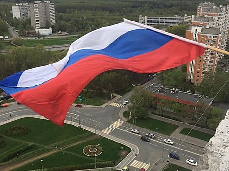 Жители Западного округа приняли участие в акции «Флаг России – в каждый дом»