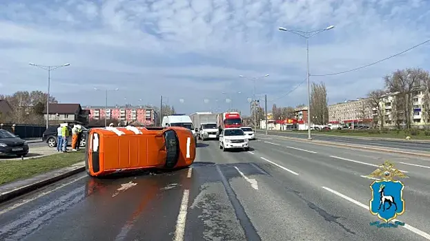 В Самаре 18 апреля на Московском шоссе "Пежо" перевернулось на бок после ДТП