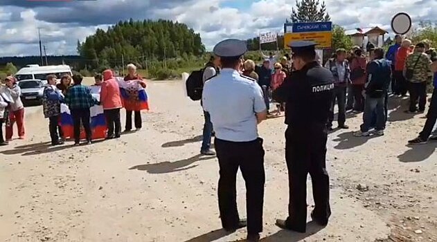 В Щелканово полицейские подавляют протест граждан