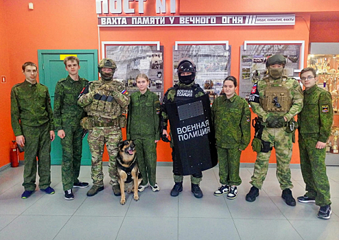 Военнослужащие военной полиции ЦВО провели урок мужества для юнармейцев центра «Пост №1» в Новосибирске