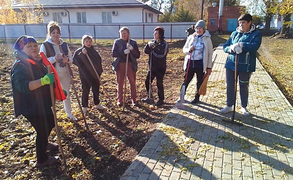 В станичном парке высадили деревья