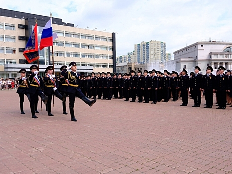 В Екатеринбурге 166 выпускникам торжественно вручили дипломы юристов
