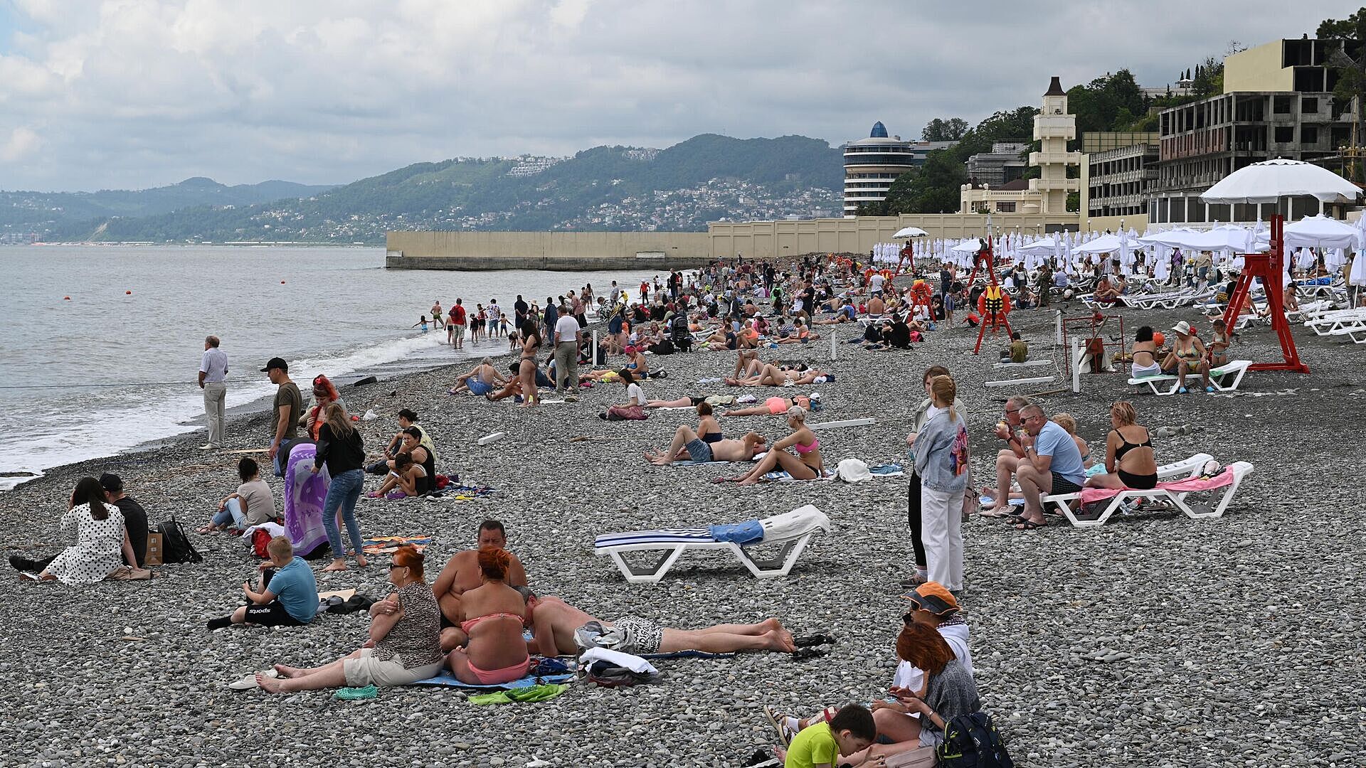 Туристы в Сочи открыли пляжный сезон