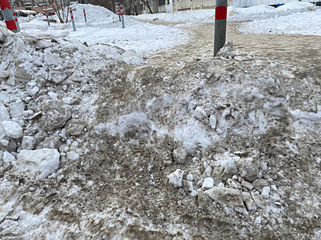 Екатеринбуржцев пугают сугробы высотой с человека на тротуарах