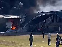 В Мексике частный самолет врезался в ангары и взорвался