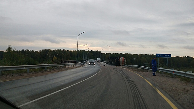 Перевернулся бензовоз на мосту через реку Вуокса у Каменногорска. Водитель погиб