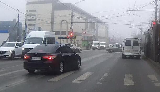 В Астрахани засняли нарушителя, проехавшего на два красных и по встречной