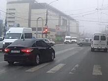 В Астрахани засняли нарушителя, проехавшего на два красных и по встречной