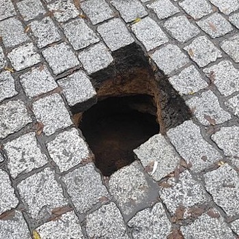 На перекрёстке Вагоностроительной — Радищева провалилась дорога