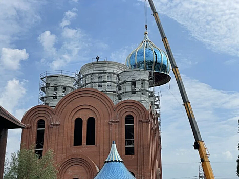 В Калининграде в храме Успения Пресвятой Богородицы подняли главный купол