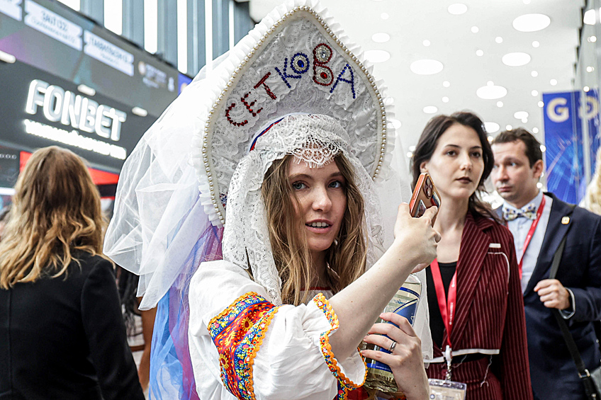 Участница форума на XXVIII Петербургском международном экономическом форуме на территории конгрессно-выставочного центра "Экспофорум"