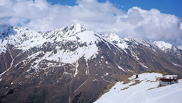 Спасатели нашли сорвавшегося в расщелину на Эльбрусе альпиниста