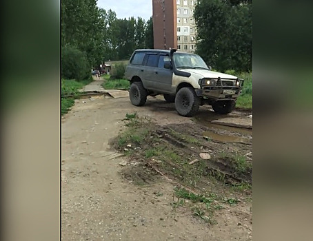 У этого дядьки слишком крутой джип: ярославцы пристыдили автохама в своём дворе