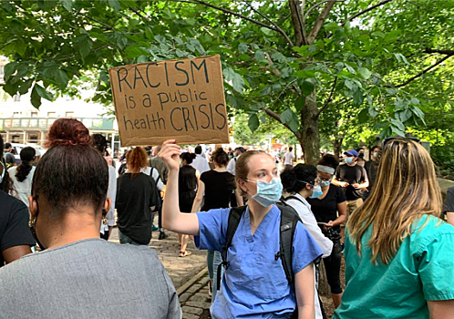 "Это пандемия": в Нью-Йорке медики вышли на митинг