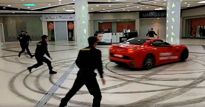 Мужчина погонял на Ferrari по торговому центру в Москве
