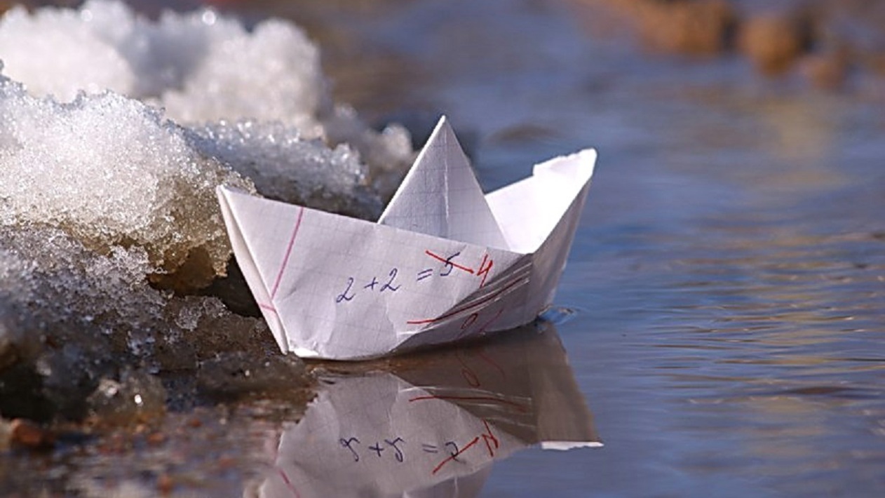 Кораблик из бумаги я по ручью пустил. Бумажный кораблик. Бумажный кораблик плывет. Кораблик по ручью. Кораблик картинка.