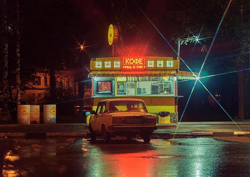 Фотограф предпочитает снимать улицы ночью.