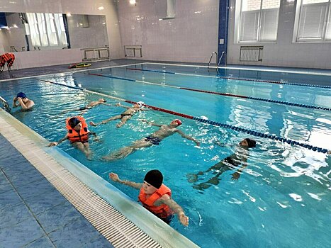 В Кировской области продолжается обучению детей плаванию