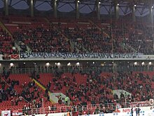 Болельщики "Спартака" вывесили баннер в память о жертвах трагедии в Петербурге