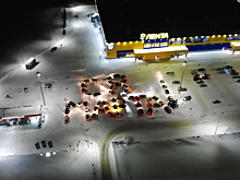 Новосибирские мужчины сложили поздравление для дам из автомобией