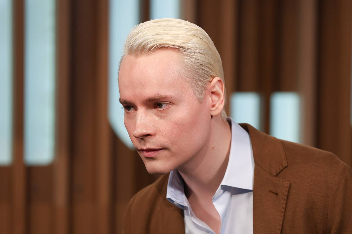 Певица ШАМАН помогла бабушке, торгующей на улице