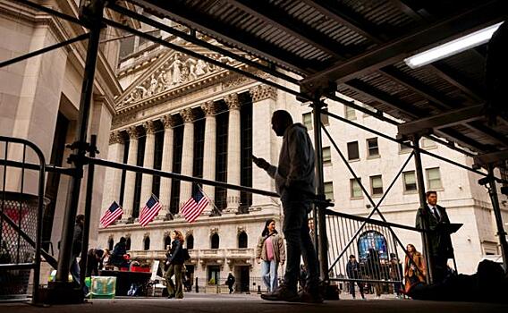 Бегство от доллара началось, на американском долговом рынке хаос, золото дорожает