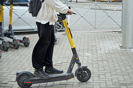 Сбившая девушку самокатчица бросила пострадавшую со сломанной ногой в центре Москвы