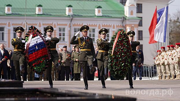 Церемония возложения венков и цветов прошла у Вечного огня в Вологде