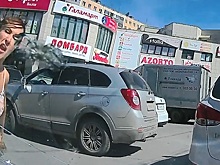 Женщина с молотком разбила стекло автомобиля из-за сделанного замечания. Видео