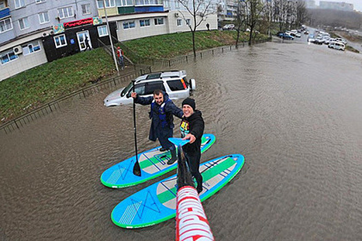 Серферы прокатились по затопленным улицам Владивостока
