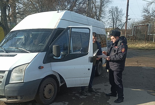 Госавтоинспекторы проводят профилактические беседы с водителями пассажирского транспорта