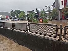 Российских туристов эвакуировали с затопленного моста во Вьетнаме