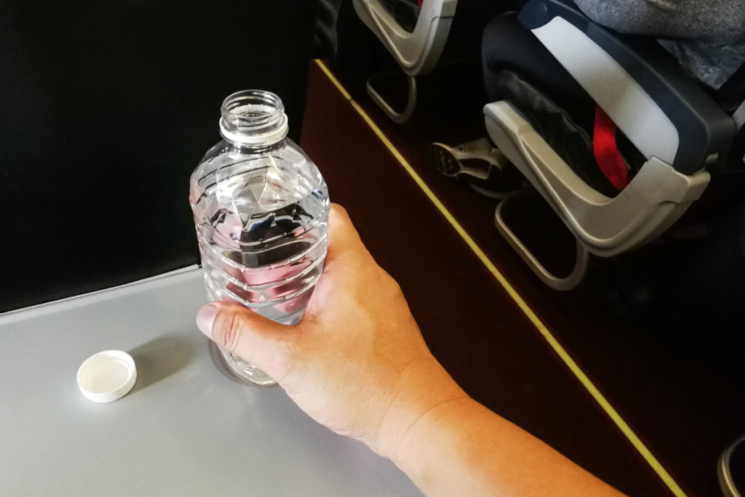 Стеклянная бутылка в самолет. Бутылка воды в самолете. Бутылка воды в аэропорту. Мягкая бутылка в самолет. Бутылочки под жидкость в самолет.