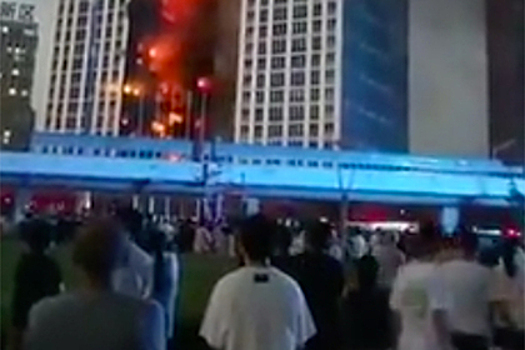 Видео с пожаром в китайском небоскребе попало в сеть