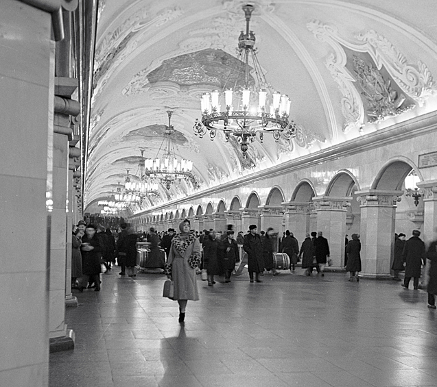 Подземный вестибюль станции Московского метрополитена "Комсомольская", 1960 год