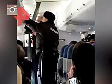 Видео дебоша антимасочника на борту самолета