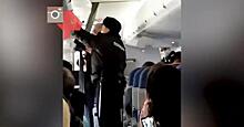 Видео дебоша антимасочника на борту самолета