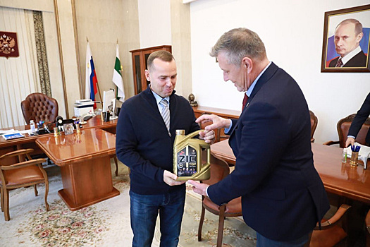Губернатор Шумков подарил моторное масло директору завода «Урал»
