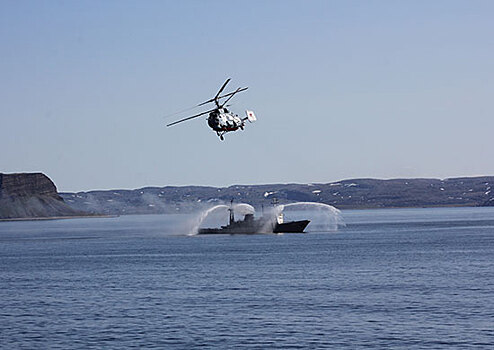 В Баренцевом море дежурные силы ПСО Северного флота провели тренировку по оказанию помощи подводной лодке