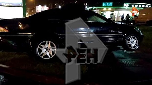 Видео: "Мерседес" разбился при въезде на бензозаправку