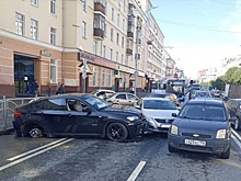 В центре Екатеринбурга столкнулись шесть машин