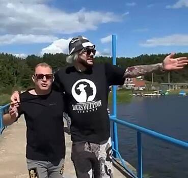 Филипп Киркоров прогулялся по мосту на Воложке в Ижевске