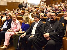 В Новосибирске Стивен Сигал послушал джаз и дал подержать Оскар директору филармонии