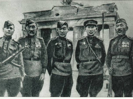 ​#Победа80: Баир Жамсуев рассказал об одном из забайкальцев, изображенном на известном фото на фоне Бранденбургских ворот