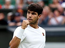 Карлос Алькарас получил от юного фаната маску лучадора в Цинциннати