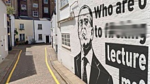 Захарова прокомментировала граффити с Сергеем Лавровым в Лондоне