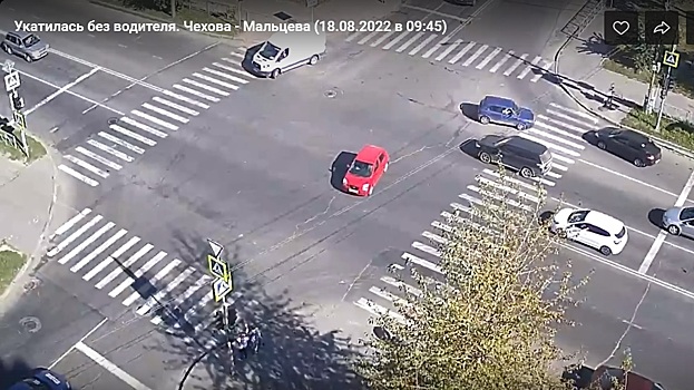 Автомобиль без водителя пересек один из перекрестков Вологды, чудом никого не задев