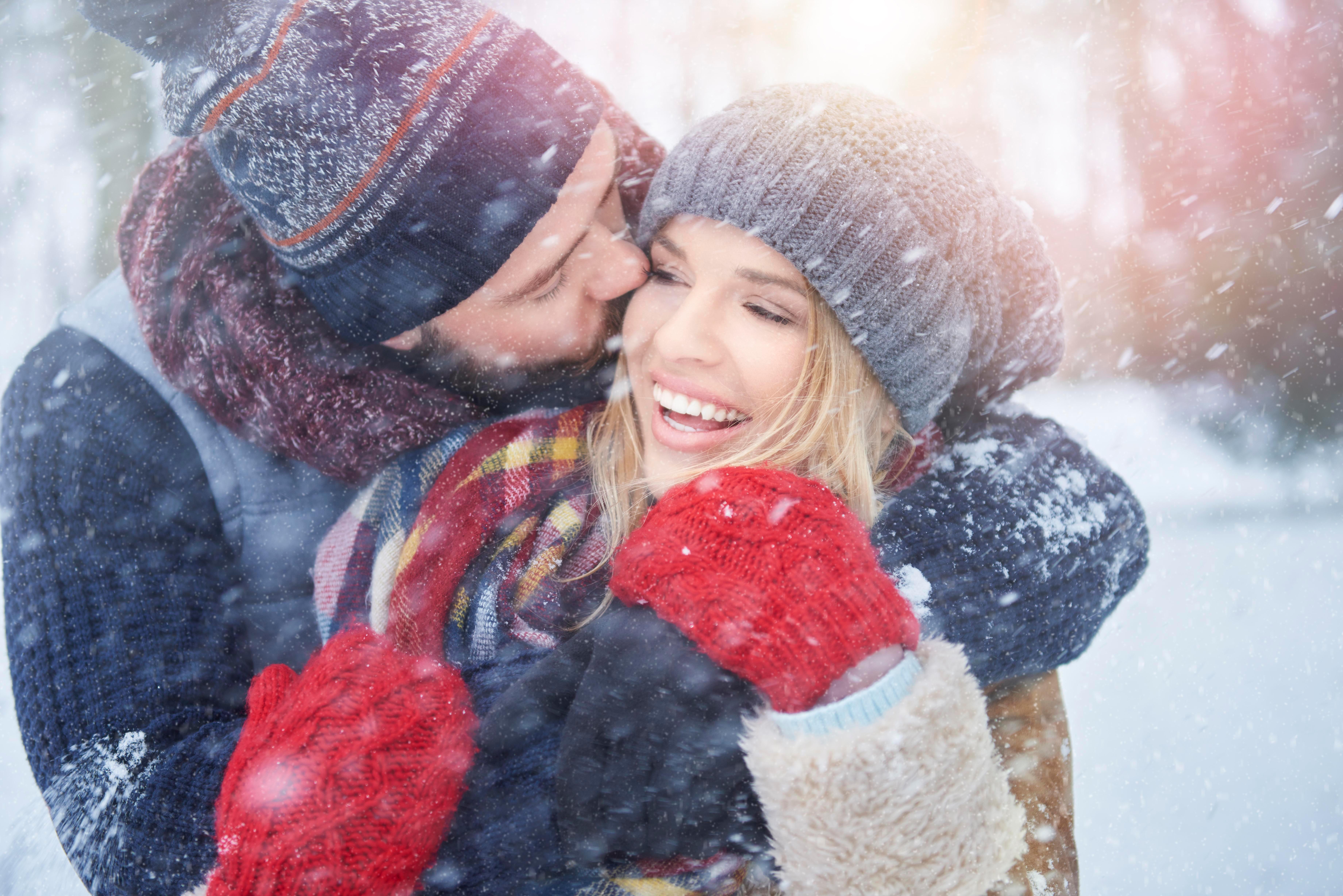 Пара радуется. Влюбленные зима. Зима любовь. Зимняя романтика. Люди зимы.